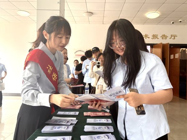 中国股票配资网 社保公益课进高校&#32;助力毕业生走好职场“第一步”